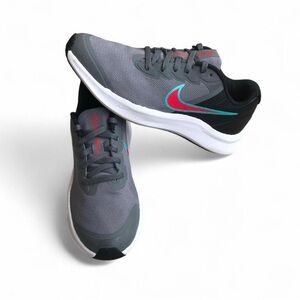 Nike Kids Star Runner 3 sneaker Smoke Grey/Siren Red-black 4.5 Big Kid